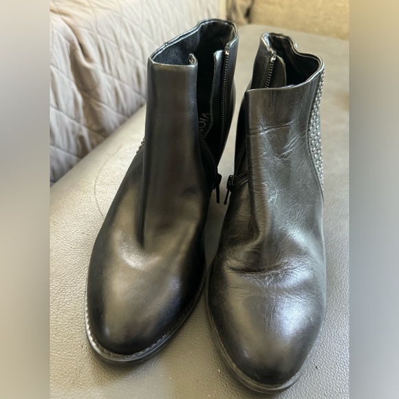 Like new Vionic Georgia ankle boots. Orthoheel technology. Cute metal grommet. - Picture 2 of 5